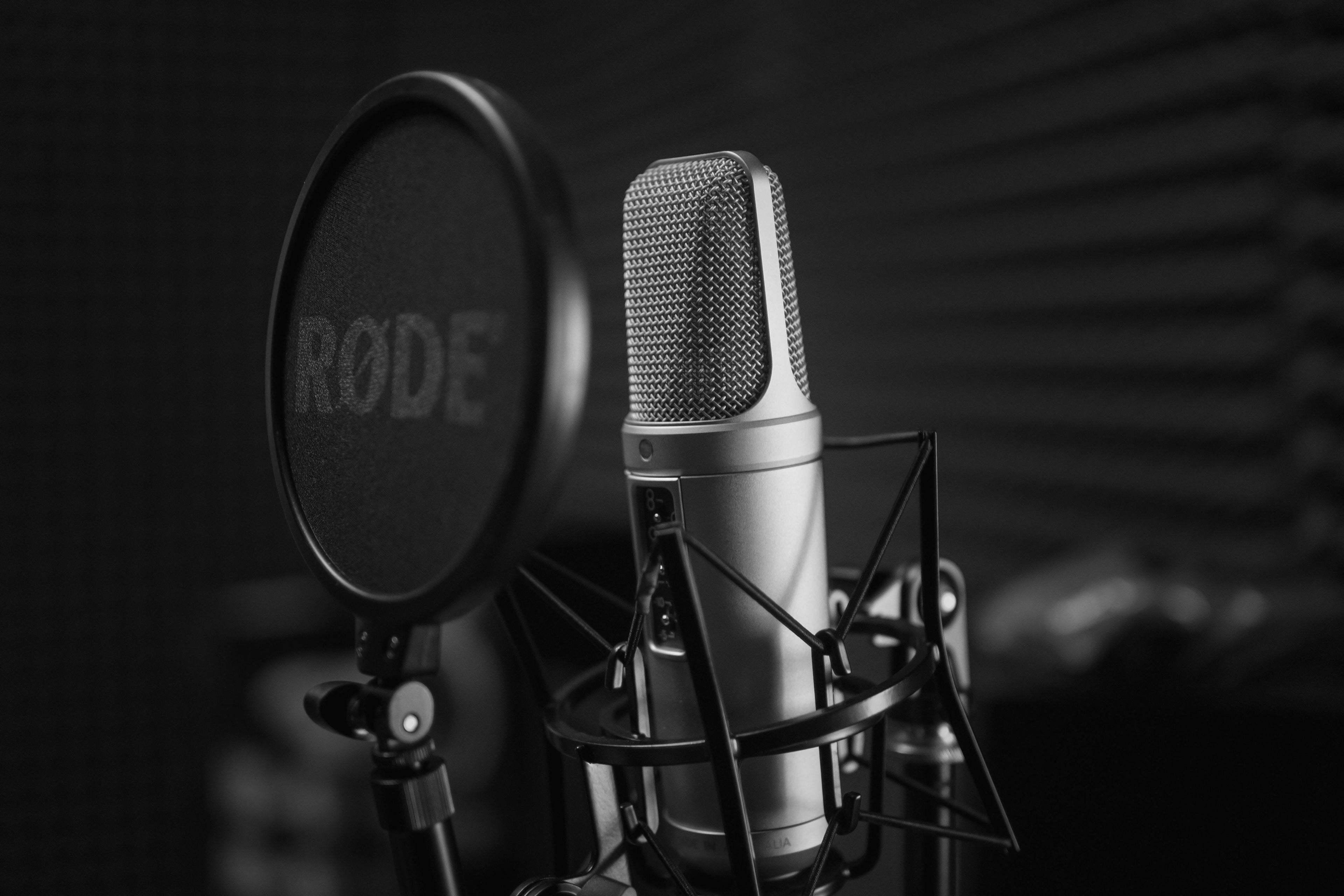 Sélection de micros studio professionnels pour l’enregistrement de voix, chant, podcast ou musique en haute qualité